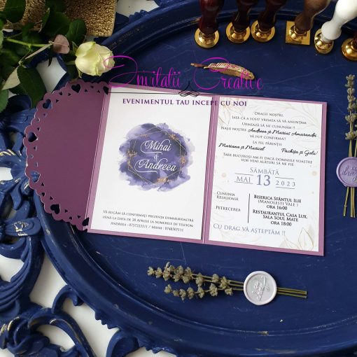 Invitatie Nunta cu Pecete Decupaj Inimi si Motiv Acuarela Mov (1)