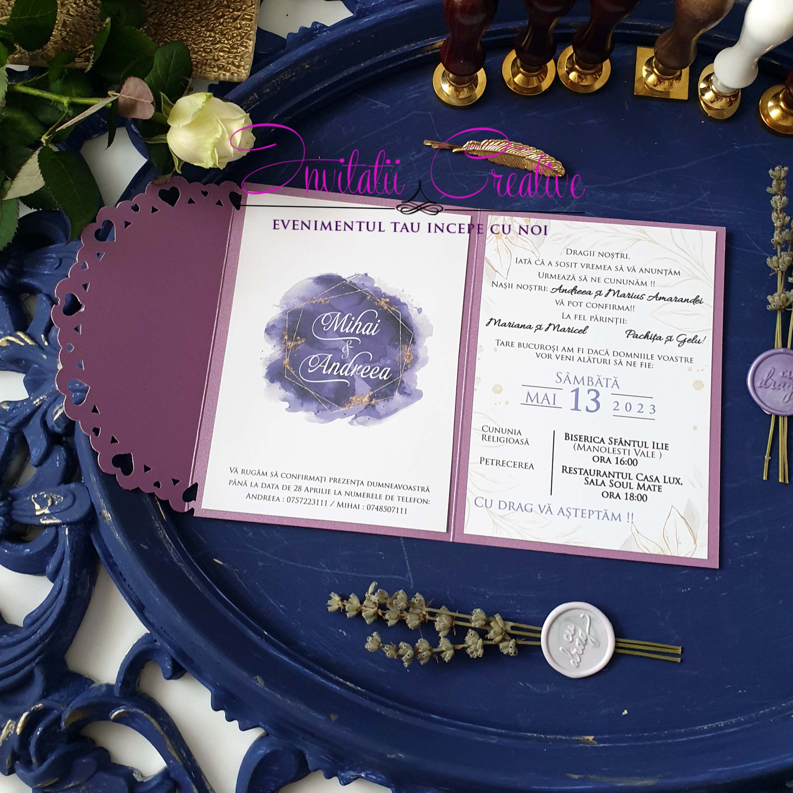 Invitatie Nunta cu Pecete Decupaj Inimi si Motiv Acuarela Mov (1)