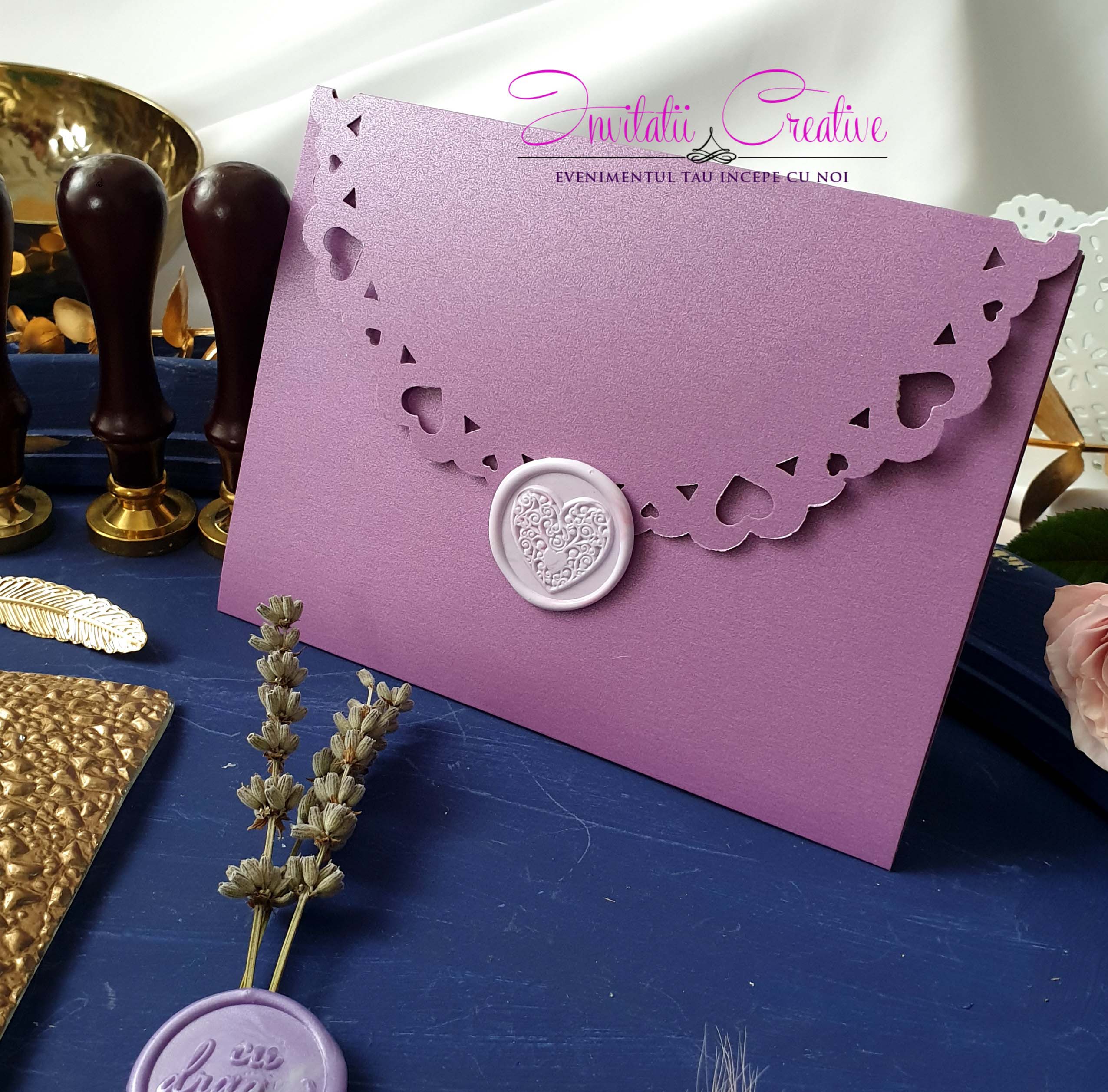 Invitatie Nunta cu Pecete Decupaj Inimi si Motiv Acuarela Mov - imagine 2