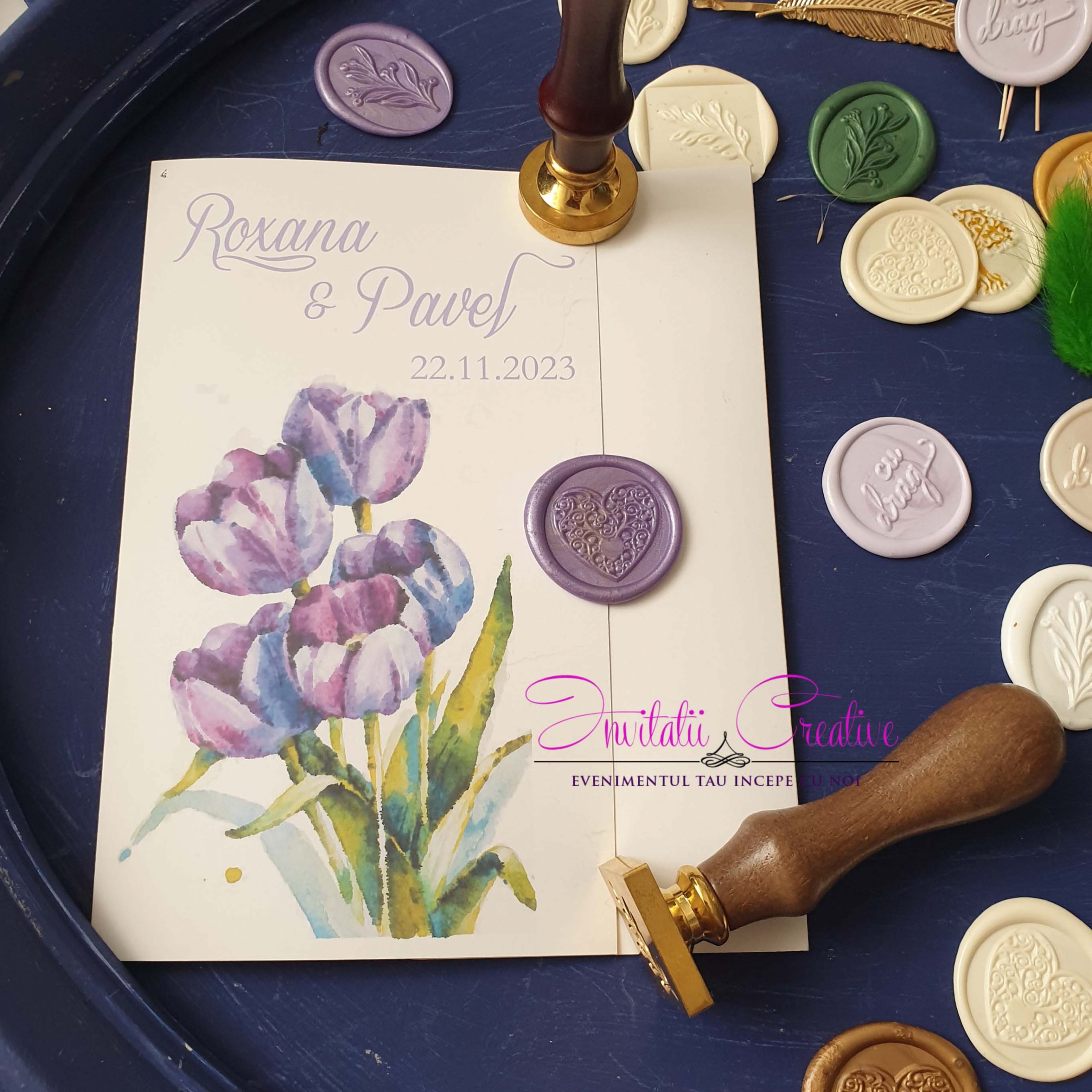 Invitatie de Nunta cu Sigiliu Motiv Floral Lalele Mov Acuarela (1)