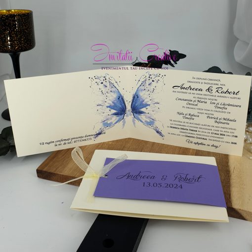 Invitatie de nunta cu fluture elegant mov si banderola mov