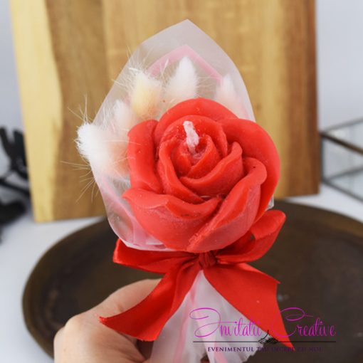 Marturie buchetel cu lumanare trandafir rosu si pufi albi 1