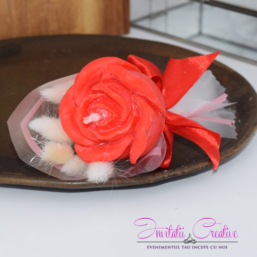 Marturie buchetel cu lumanare trandafir rosu si pufi albi 3