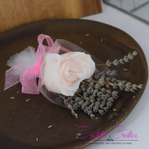 Marturie buchetel cu trandafir alb si flori de lavanda 1