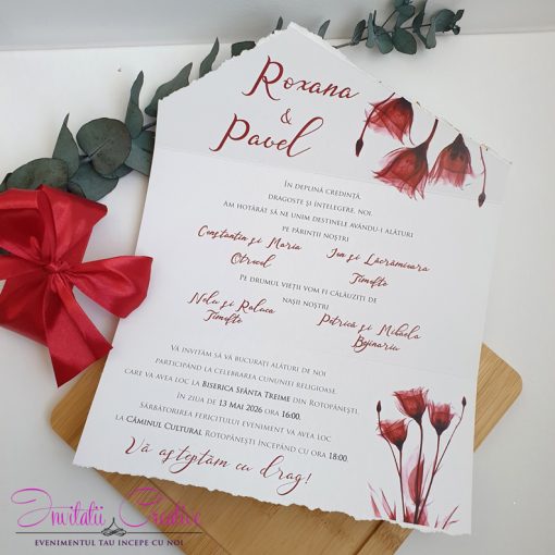 Invitatie de nunta cu flori bordo si margini aurite