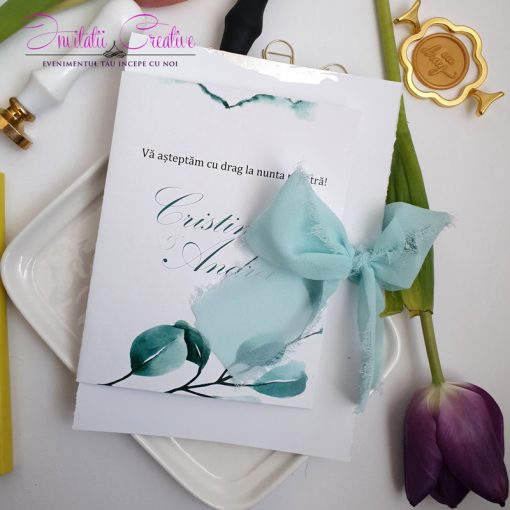 Invitatie de nunta cu frunze verzi si insertii argintii
