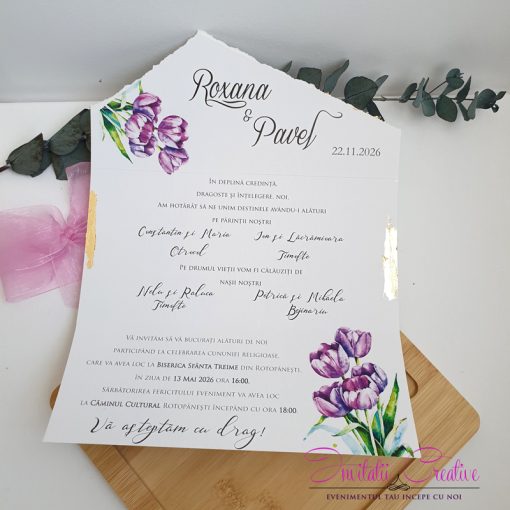 Invitatie de nunta cu lalele mov si detalii aurii