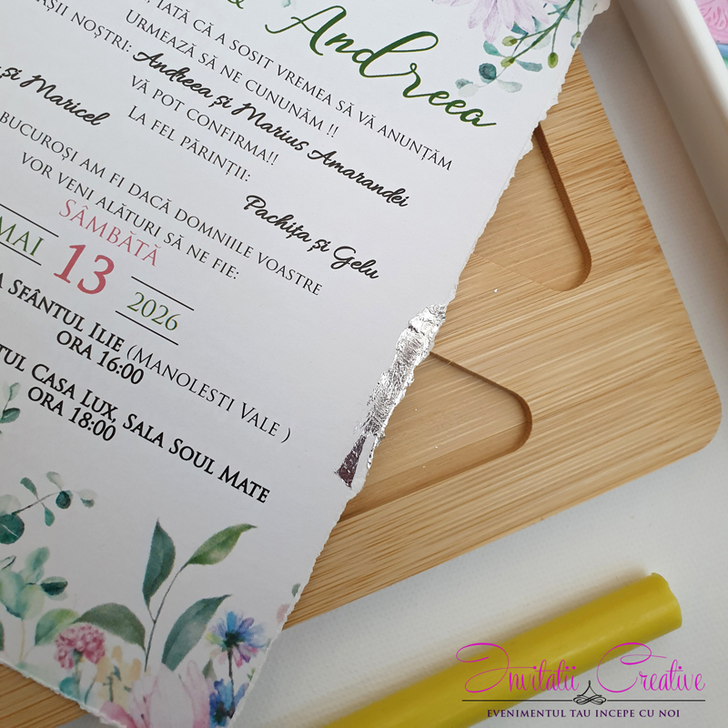 Invitatie nunta cu margareta lila si foita argintie - imagine 4