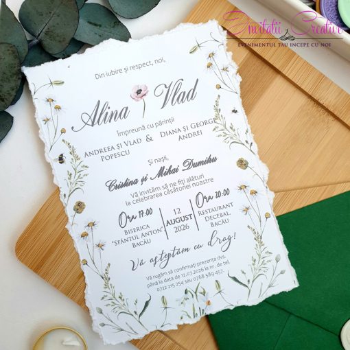 Invitatii de nunta cu floricele de camp si margini rupte manual