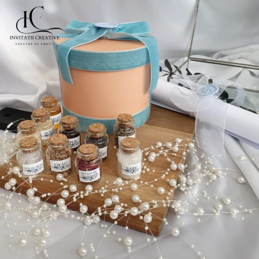 Mirodenii pentru prima baita in cutie de catifea bleu