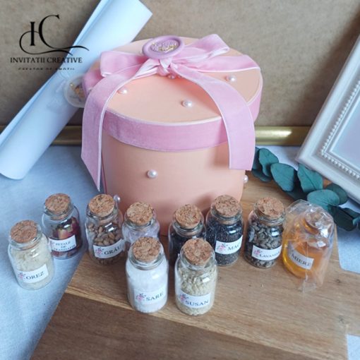 Set roz cu mirodenii pentru prima baita cu nasii