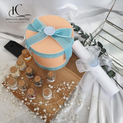 Mirodenii pentru prima baita in cutie de catifea bleu