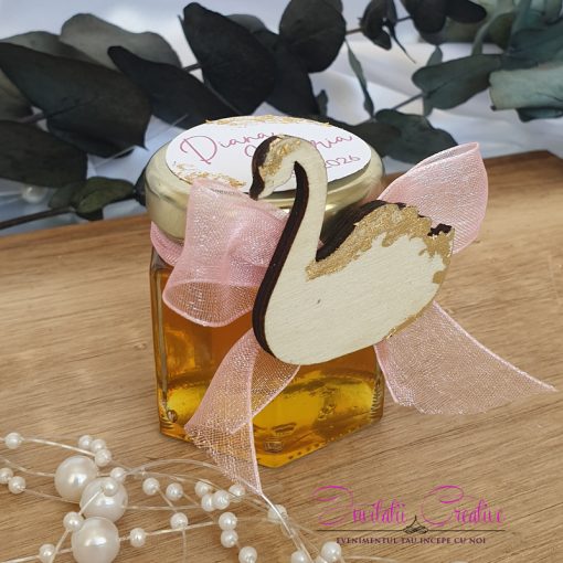 Marturii botez borcanel cu miere si figurina lebada1