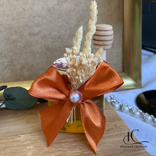 Mărturie de nuntă cu miere și flori crem si perla