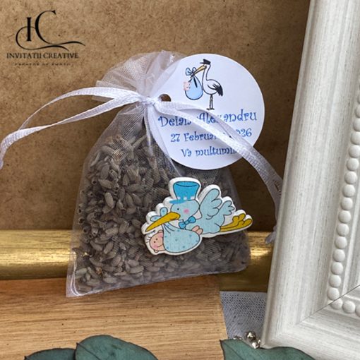 Marturii saculeti cu lavanda barza cu baietel in cioc