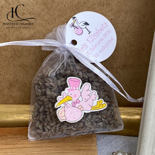 Marturii saculeti cu lavanda barza cu fetita in cioc