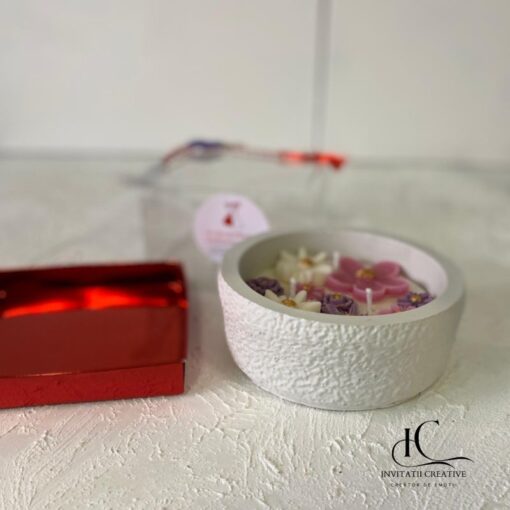 Alternative view of Cadou 8 Martie Lumanare Parfumata cu Flori de Primavara