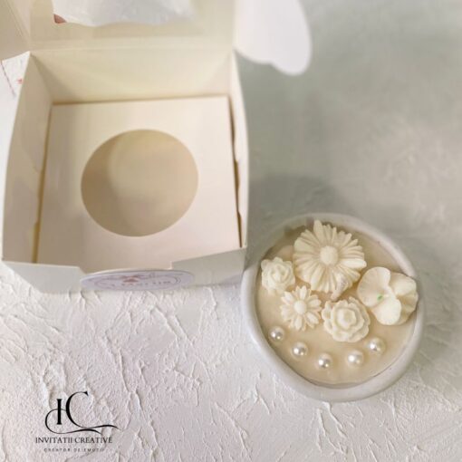 Martisor in Vas Ceramic Lumanare Parfumata cu Flori Diafane si Perle