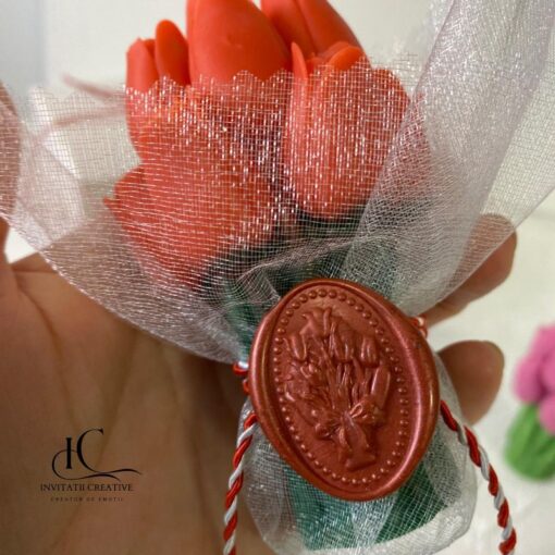 Alternative view of Cadou 1 Martie Lumanare Parfumata Buchet Lalele in Organza