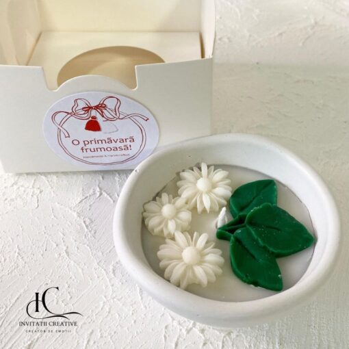 Cadou Martisor Lumanare Parfumata Flori Mici Albe si Frunze