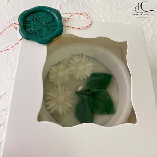 Alternative view of Cadou Martisor Lumanare Parfumata Flori Mici Albe si Frunze