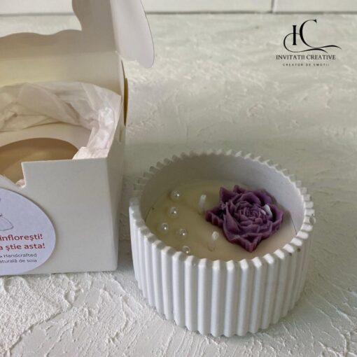 Cadou Prietena Lumanare Parfumata cu Floare Diafana si Perle