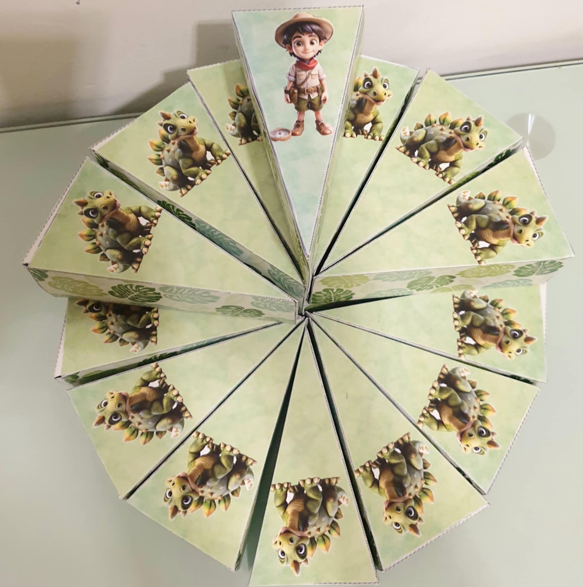 Cutie felie tort gradinita Tematica Dinozauri