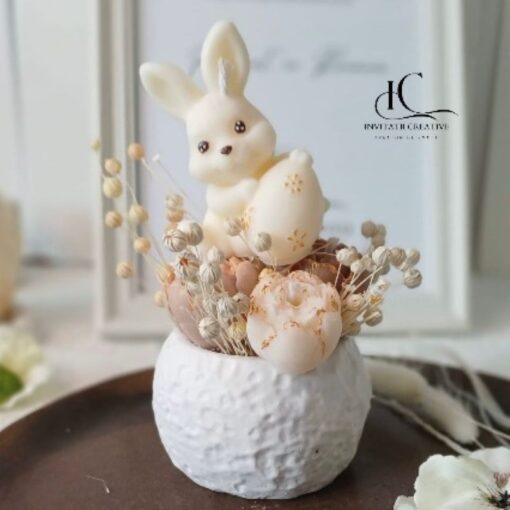 Aranjament Paste Lumanari Parfumate Bujori Boboc si Iepuras