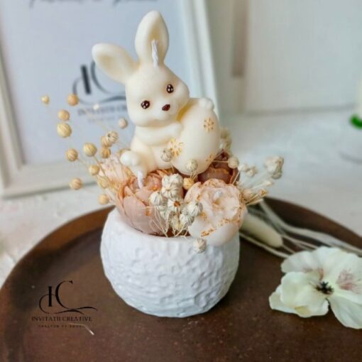 Alternative view of Aranjament Paste Lumanari Parfumate Bujori Boboc si Iepuras