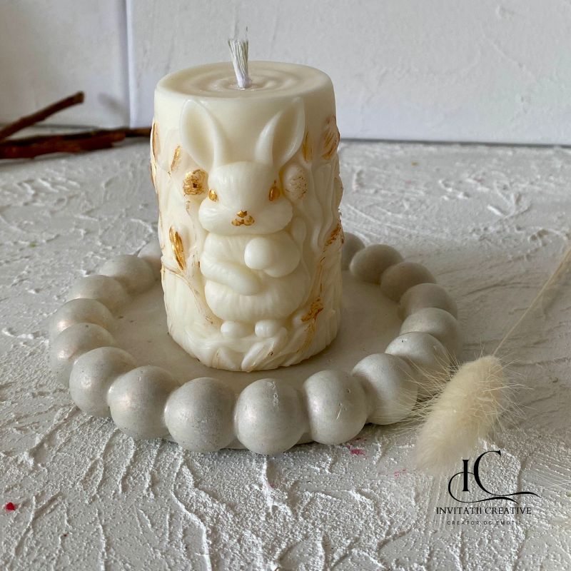 Lumanare Parfumata Stalp cu Iepuras si Model Floral Detalii Aurii