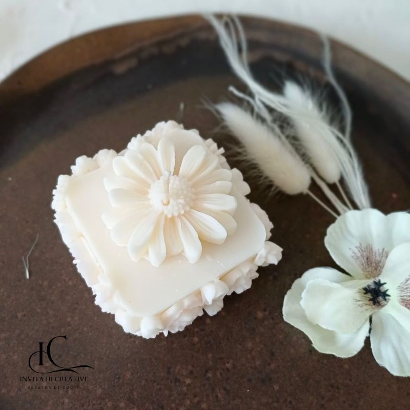 Lumanare Parfumata cu Flori diafane albe Spring Bloom - imagine 5