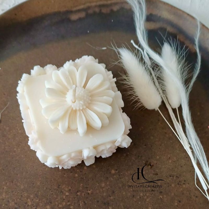 Lumanare Parfumata cu Flori diafane albe Spring Bloom - imagine 6