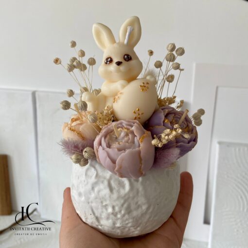 Aranjament Paste cu Lumanari Parfumate Iepuras si Bujori Mov-Lila