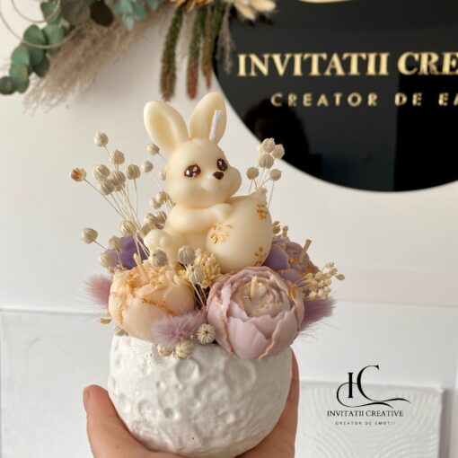 Alternative view of Aranjament Paste cu Lumanari Parfumate Iepuras si Bujori Mov-Lila