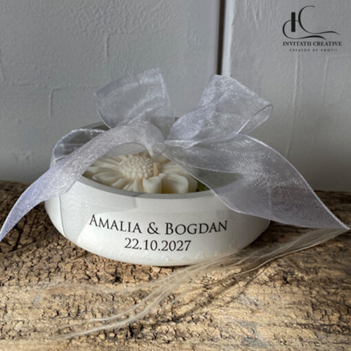 Lumânare cu margaretă si frunze in recipient ceramic