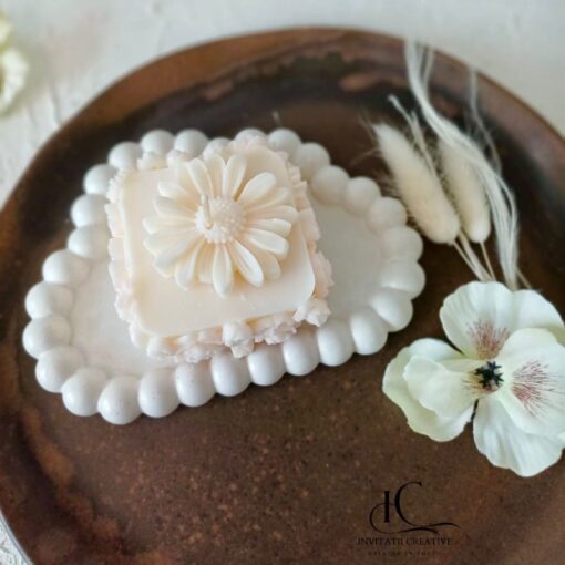 Alternative view of Marturie Lumanare Parfumata cu Flori diafane albe Spring Bloom