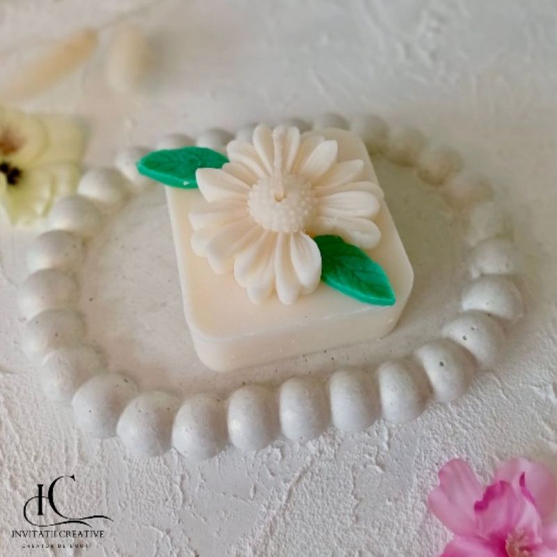 Marturie Lumanare Parfumata cu Margareta Diafana si Frunze - imagine 3