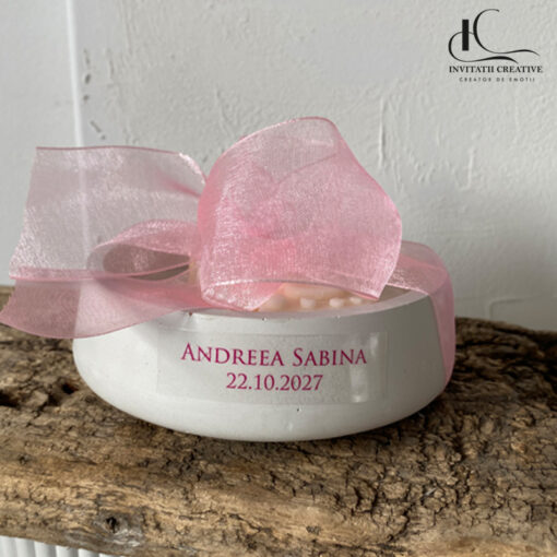 Mărturie lumânare botez cu tălpiță bebeluș în recipient ceramic, personalizabilă