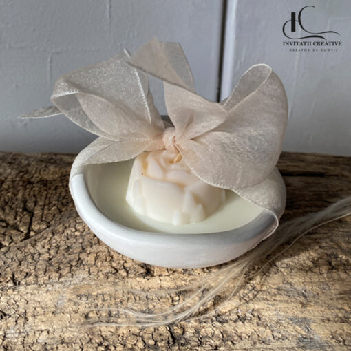 Marturie lumanare cu trandafir in vas ceramic artizanal