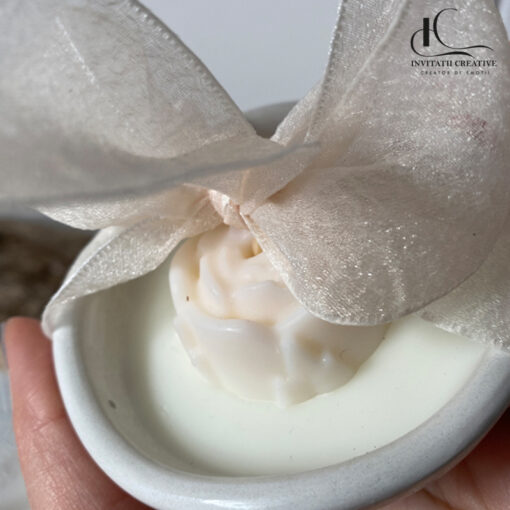 Alternative view of Marturie lumanare cu trandafir in vas ceramic artizanal