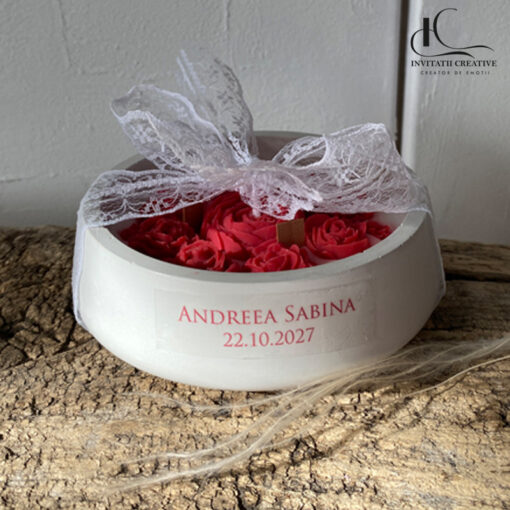 Marturie lumanare in vas ceramic cu flori delicate din ceara soia