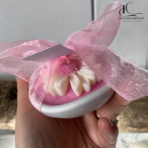 Alternative view of Marturie lumanare roz cu margareta in vas ceramic artizanal