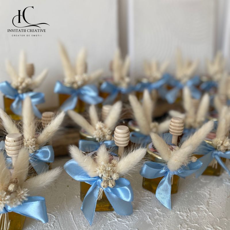 Marturie Borcanel Miere cu Buchetel Flori Diafane si Fundita Bleu - imagine 2