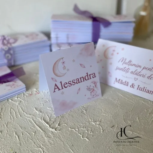 Placecard Botez Iepuras Dragalas in Decor cu flori roz si Luna