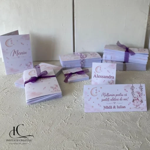 Alternative view of Placecard Botez Iepuras Dragalas in Decor cu flori roz si Luna